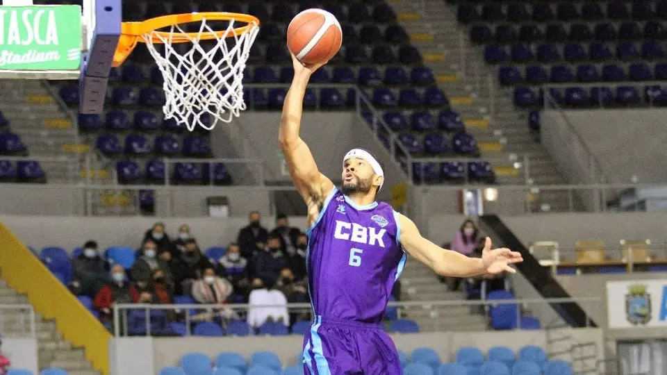 Basquetbolista se desvaneció de forma escalofriante en liga española