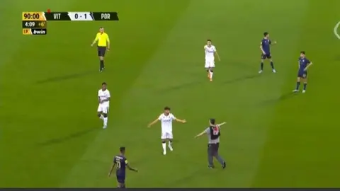 Video: Aficionado invadió la cancha y pateó a los futbolistas en el Vitória vs Porto en Portugal