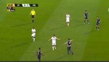 Video: Aficionado invadió la cancha y pateó a los futbolistas en el Vitória vs Porto en Portugal
