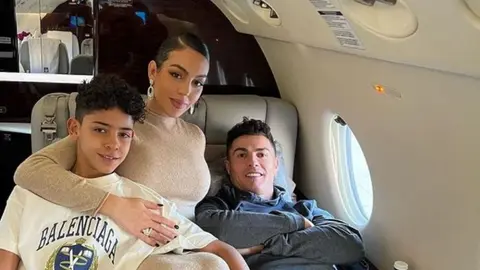 Cristiano Ronaldo: ¿Cómo es el avión privado del astro portugués y su familia?