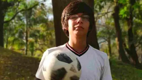 TikToker reveló cuánto gana por dominar el balón en un semáforo
