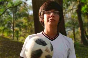 TikToker reveló cuánto gana por dominar el balón en un semáforo