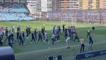 Se armó pelea entre futbolistas de la Tercera División de España; afición invadió la cancha