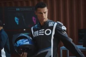 Video: Cristiano Ronaldo se 'sube a una moto' para comercial de telecomunicaciones