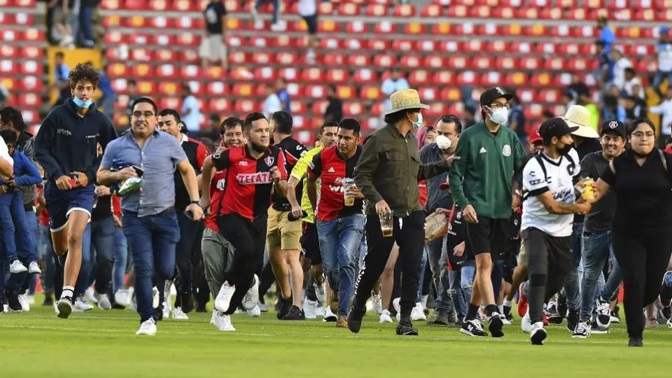 Querétaro vs Atlas: 15 muertos, cifra extraoficial, por campal entre barras