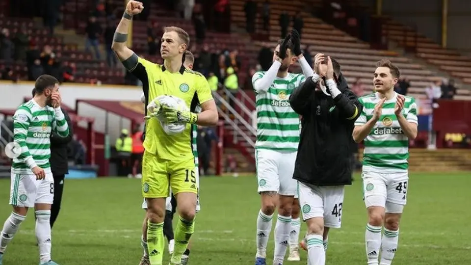 Lanzan botella de vidrio contra Joe Hart en el Rangers vs Celtic