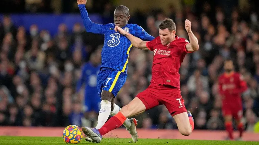 Milner y  Kante disputando partido en la Premier League | AP