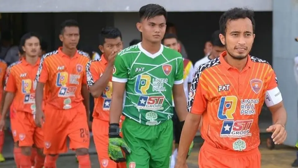 Guardameta en Indonesia perdió la vida después de chocar contra futbolista