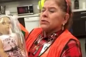 Mujer conmueve las redes al recibir su primera muñeca