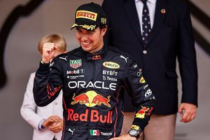Checo Pérez: Trajinera de Xochimilco rindió homenaje al piloto y a Red Bull