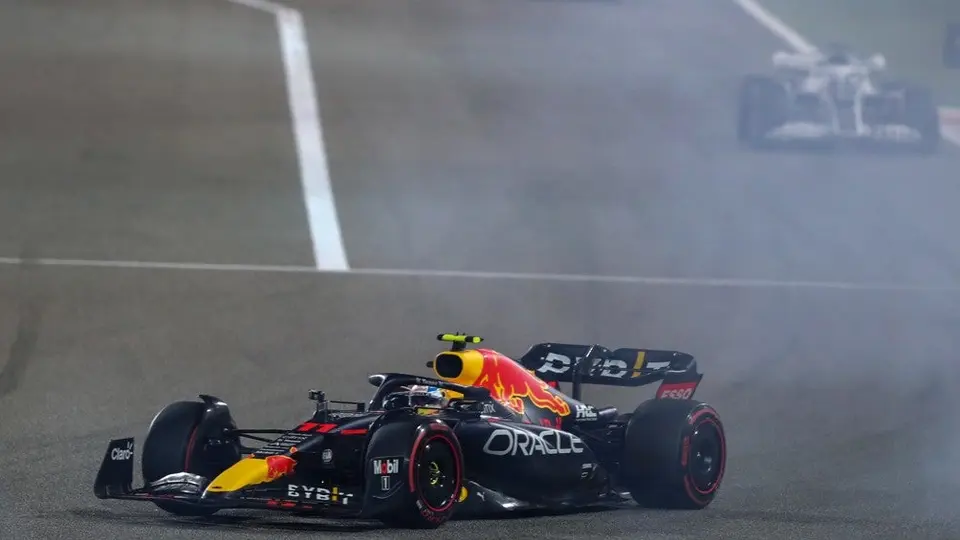 Video: Checo Pérez soltó varios insultos tras abandonar el GP de Bahréin