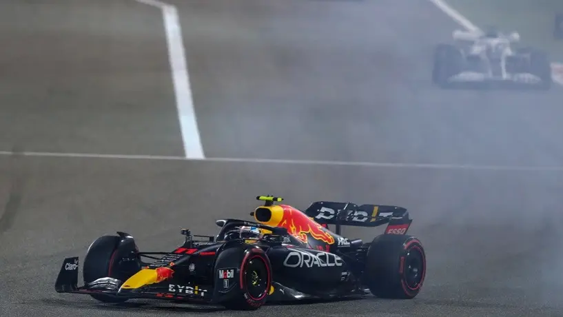 Video: Checo Pérez soltó varios insultos tras abandonar el GP de Bahréin