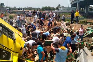 Video: Camión de cervezas volcó en Ecatepec y la gente se robó el producto