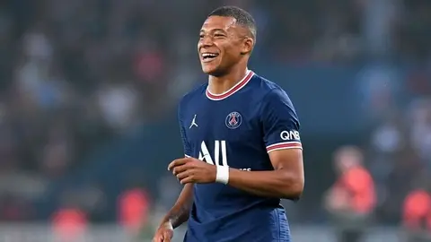 Padre de familia intenta que la primera palabra de su bebé sea 'Mbappé'