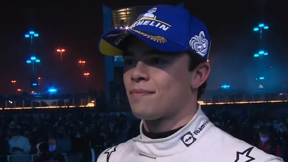 De Vries tras ganar la primera carrera del World Championship: 'Fue un resultado afuera del garage'