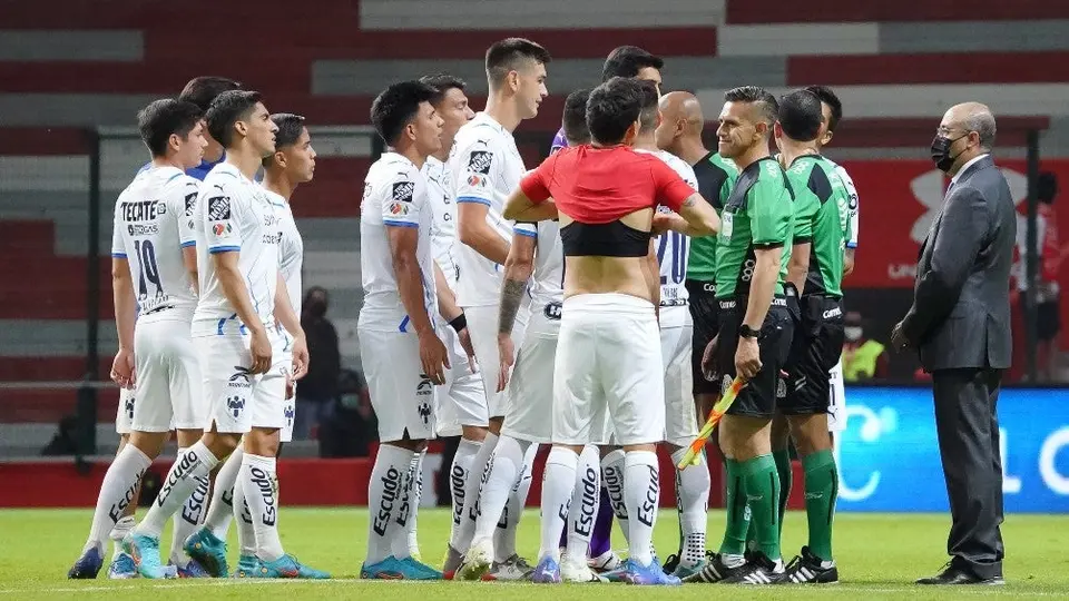 Toluca vs Rayados: Árbitro 'culpó' a Montes ante reclamos de jugadores de Monterrey por agónico penalti