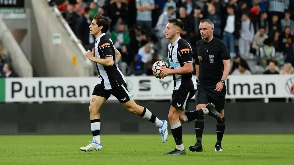Santi Muñoz anotó su tercer gol con Newcastle en la Final de la Northumberland Cup