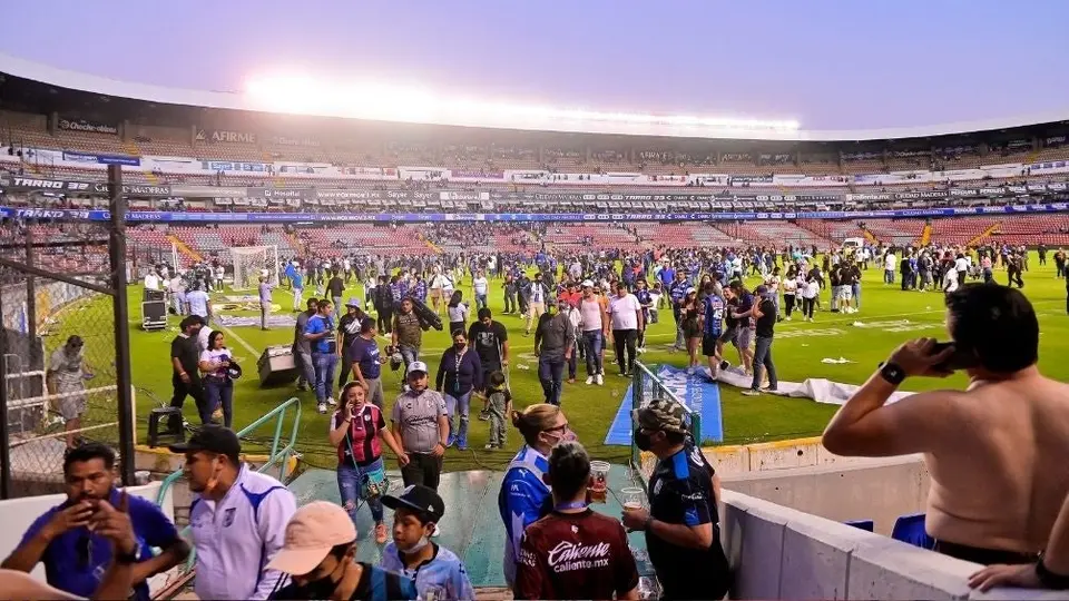 Querétaro vs Atlas: Staff de seguridad abrió puerta a barra local para enfrentar a la rojinegra