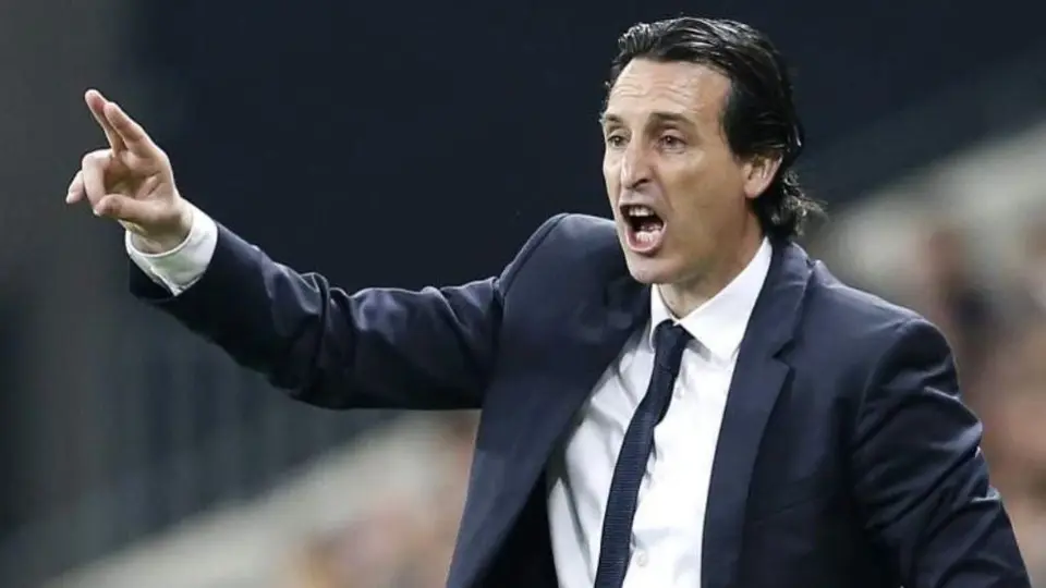 Unai Emery, DT del Villarreal, regaló su corbata a un aficionado para que la use en su boda