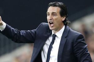 Unai Emery, DT del Villarreal, regaló su corbata a un aficionado para que la use en su boda