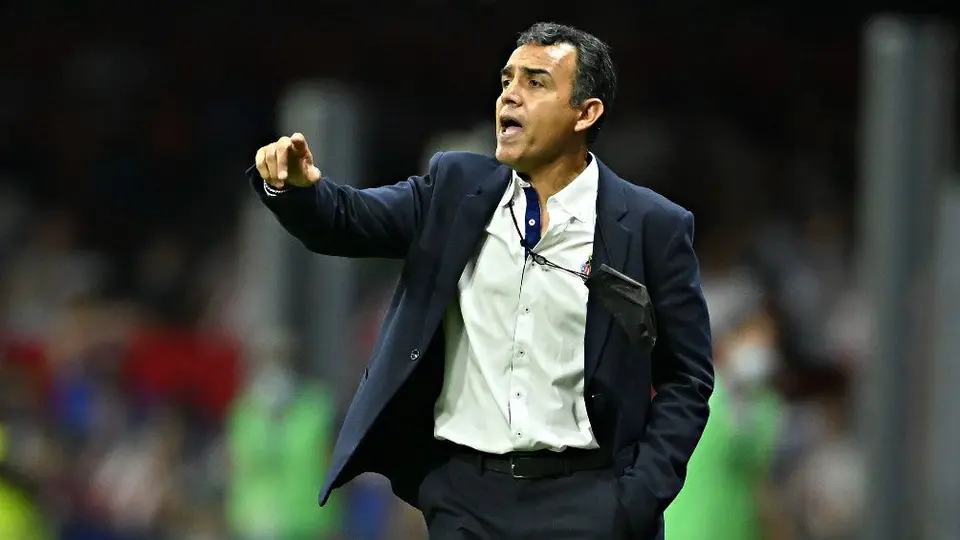 Chivas hiló dos triunfos consecutivos con Cadena, algo que no pudo con Leaño