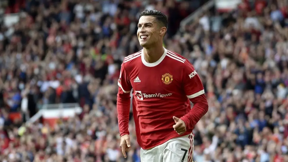 Cristiano Ronaldo compartió nueva foto jugando con su hijo: 'Presente y futuro'