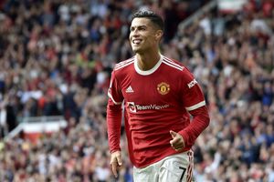 Cristiano Ronaldo compartió nueva foto jugando con su hijo: 'Presente y futuro'