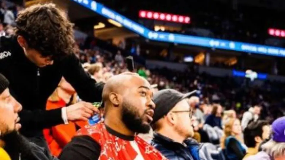 Video: Youtuber se realizó un corte de pelo en pleno Timberwolves vs Mavericks