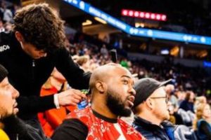 Video: Youtuber se realizó un corte de pelo en pleno Timberwolves vs Mavericks