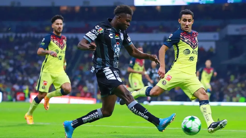 Avilés Hurtado pintó el dedo a la afición tras recordarle su penal fallido ante Nahuel Guzmán