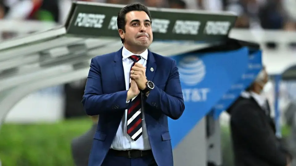 Chivas: Grito 'Fuera Leaño' retumbó en el Akron tras gris empate en el Clásico Nacional