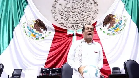 Video: Matador Hernández se echó una 'cascarita' con presidente de Cámara de Diputados