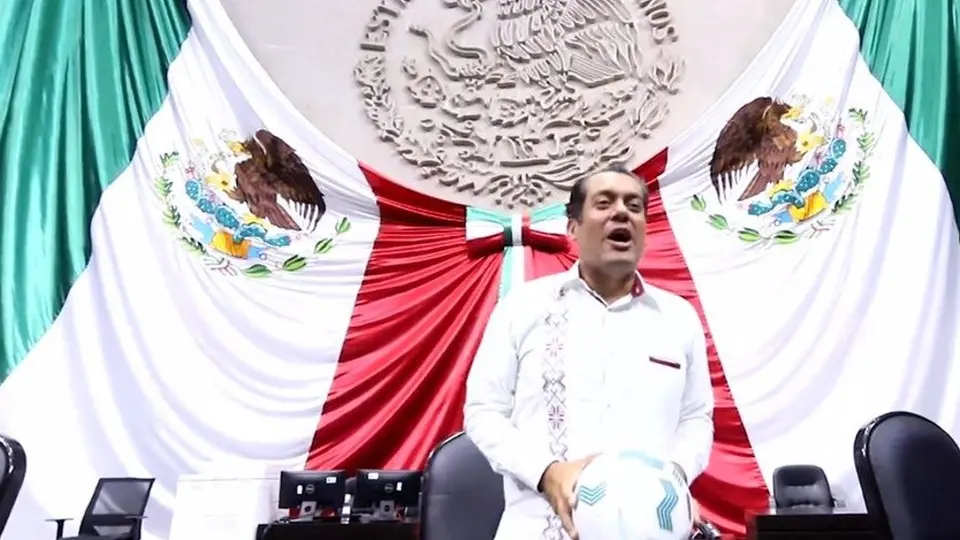 Video: Matador Hernández se echó una 'cascarita' con presidente de Cámara de Diputados