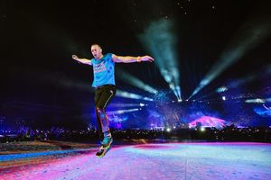 Coldplay: Chris Martin besó la cancha del Gigante de Acero previo a su concierto