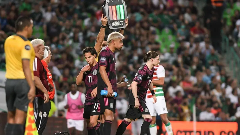 FIFA: IFAB aprobó opción de hacer cinco cambios de forma permanente