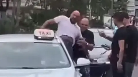 Video: Tyson Fury pateó a un taxi que se negó a llevarlo por estar borracho