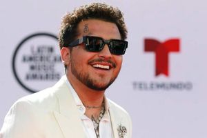 Video: Christian Nodal se cayó en pleno escenario durante concierto