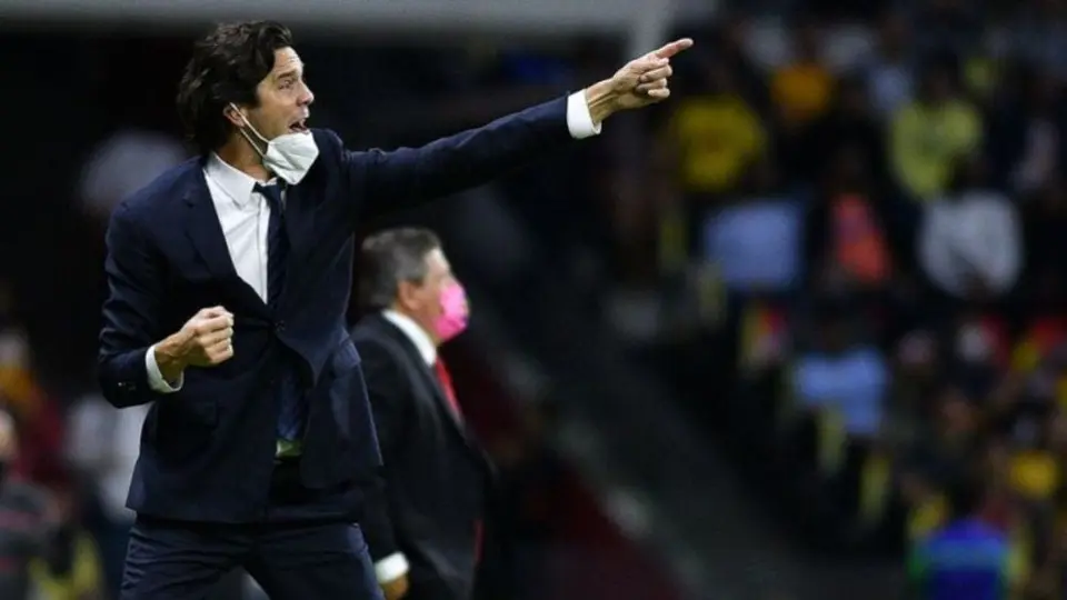 América: Santiago Solari recibió un partido de suspensión tras reclamos a Óscar Mejía