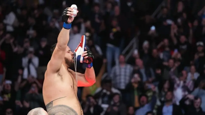 UFC: Tuivasa protagonizó brutal KO y festejó bebiendo cerveza del zapato de un aficionado