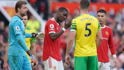 Manchester United: Paul Pogba recibió una patada en la cabeza de Harry Maguire