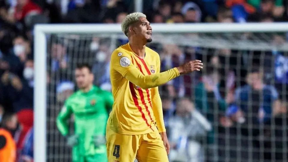 Barcelona: Araujo se disculpó por provocación a gente del Espanyol