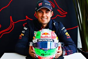 Checo Pérez envió mensaje de aliento a un niño: 'No te des por vencido, sigue inspirándonos'