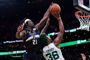NBA: Holiday detiene a Smart, Bucks supera a Celtics y está a un triunfo de la Final
