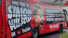 Champions League: Fan de Liverpool compró autobús para llevar a aficionados a la Final