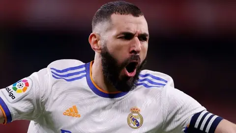 Karim Benzema sorprendió con lujoso avión en el inicio de sus vacaciones