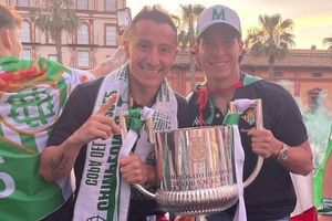 Lainez y Guardado pulieron la pista con su mejores pasos tras ganar la Copa del Rey con el Real Betis