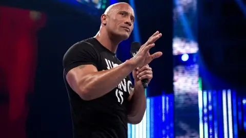 The Rock le obsequió un auto de lujo a su madre y ella reaccionó de tierna manera