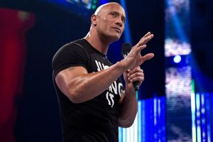 The Rock le obsequió un auto de lujo a su madre y ella reaccionó de tierna manera