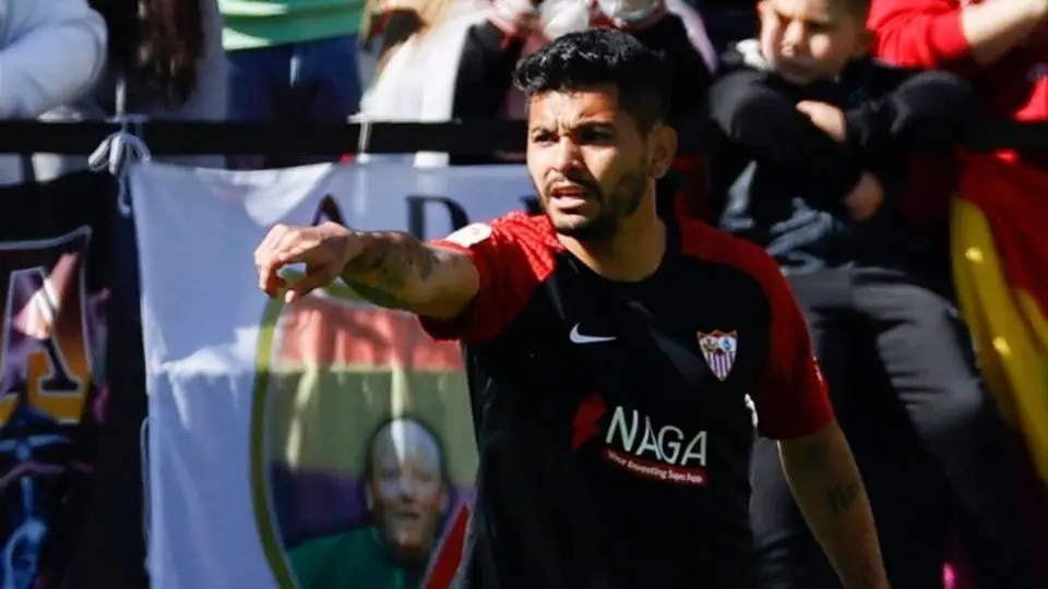 Tecatito Corona: Elogiado por la prensa tras su participación ante el Rayo Vallecano