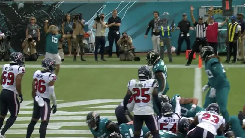 Video: Jaguars anotan touchdown mientras un aficionado invadía el campo